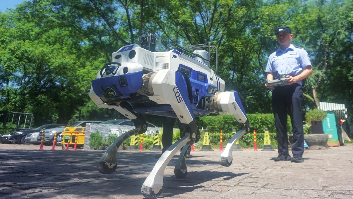 China introduce câinii-roboți de patrulare: noii „polițiști” care filmează, detectează și transmit mesaje cetățenilor