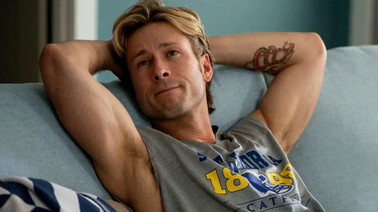 Chad Powers, noul serial de pe Disney+ care combină fotbalul american cu umorul și emoția