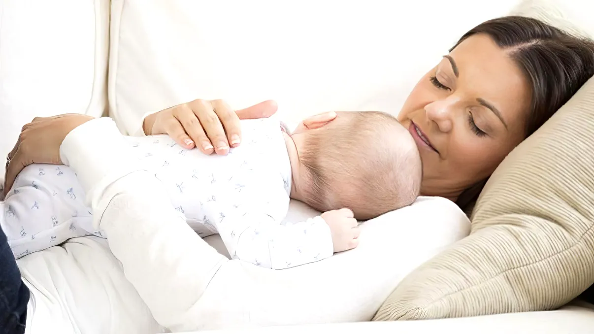 Avocații primesc ajutorul pentru creșterea copilului, chiar dacă lucrează. Cum s-a schimbat legea și care este diferența față de indemnizația de creștere copil