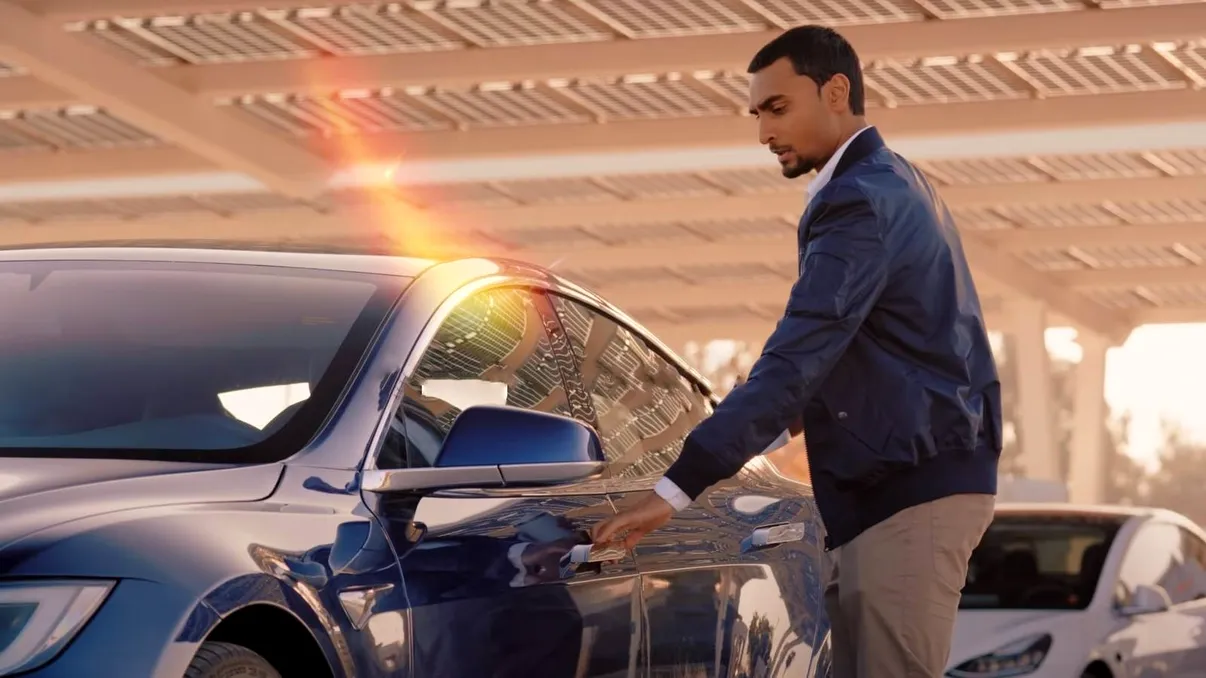 Cum deschizi ușile unei Tesla dacă ai rămas fără curent: Ghid practic pentru a putea intra sau ieși din mașina lui Elon Musk dacă nu mai ai energie