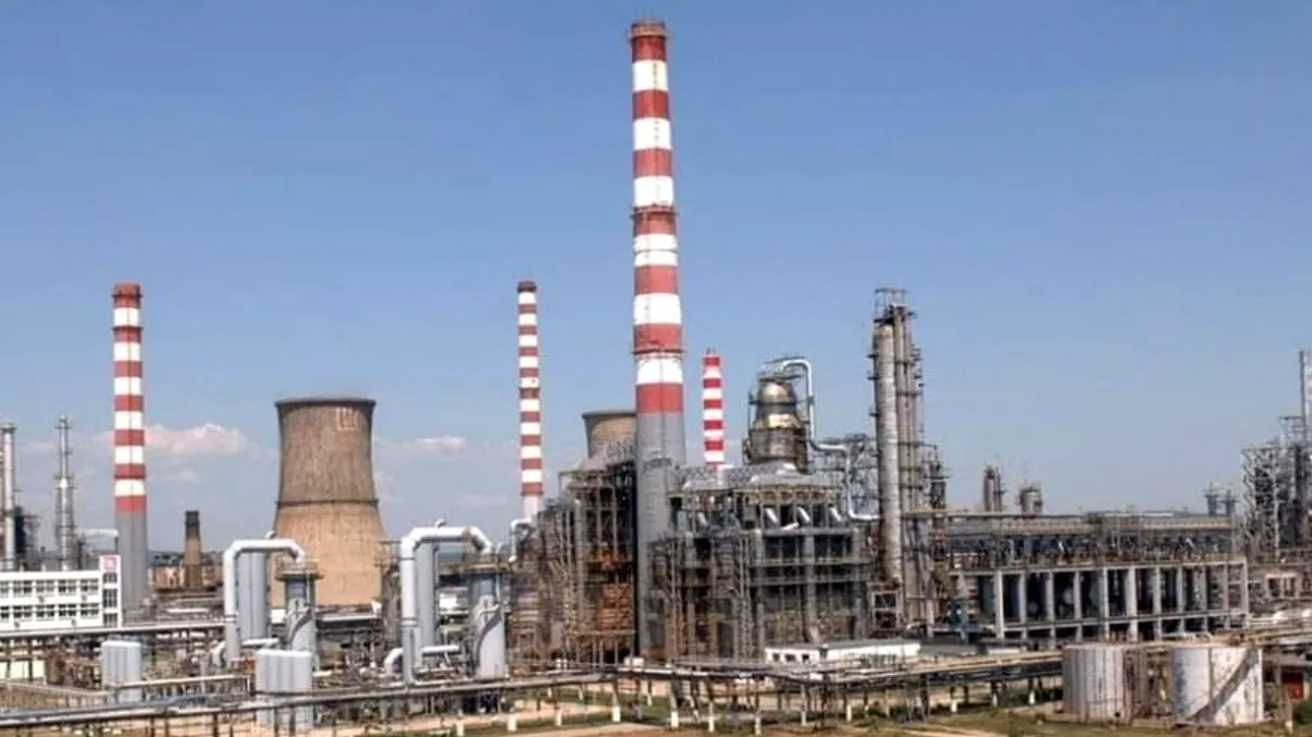 Explozie la rafinăria Lukoil din Ploieşti: o persoană a fost rănită, intervenție de urgență a pompierilor