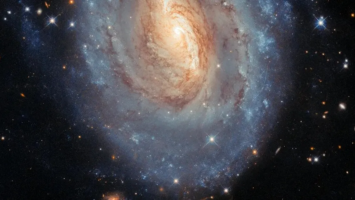 Bătrânul Hubble încă se descurcă: Ce i-a apărut în cadru în timp ce fotografia o galaxie „spirală”