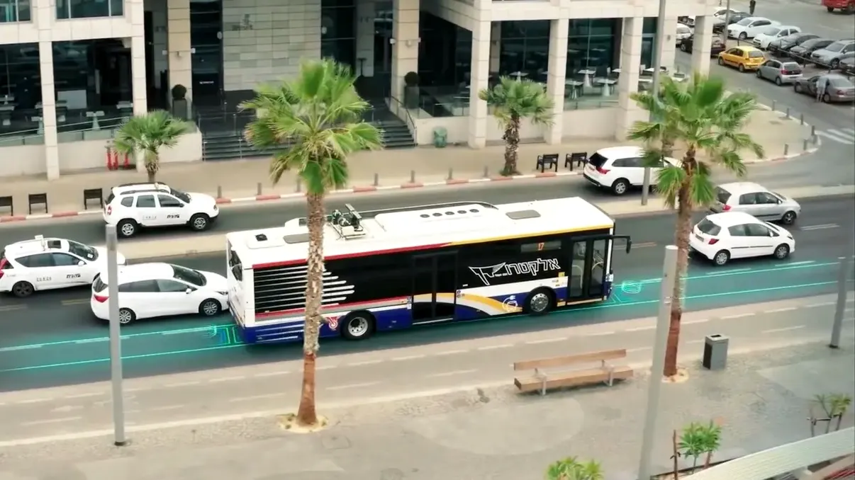 Franța inaugurează prima autostradă din lume care încarcă mașinile electrice în mers