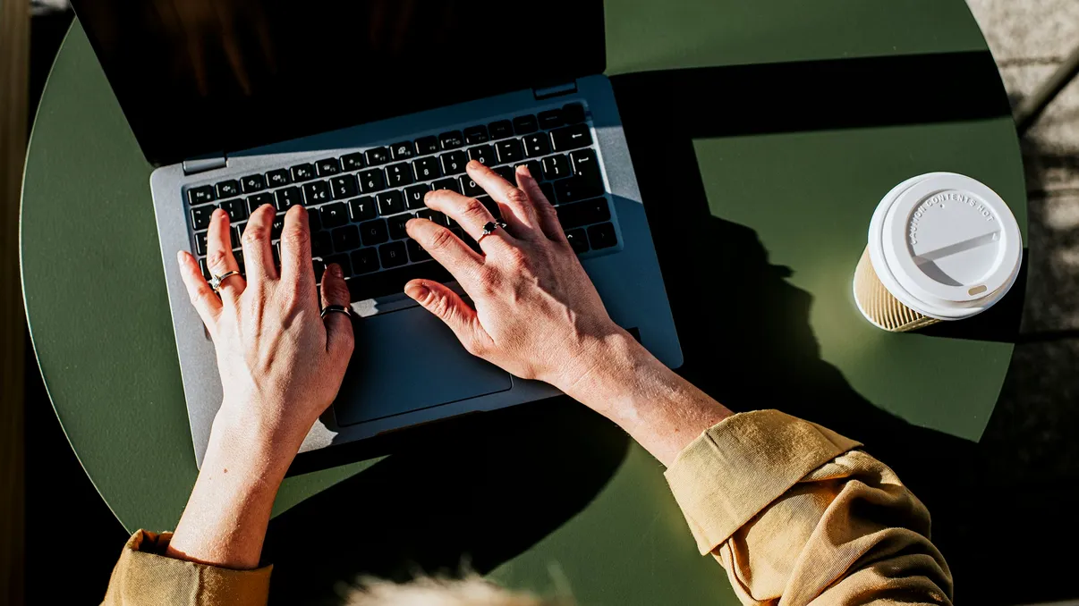 Munca de acasă îmbunătățește viața angajaților: somn mai bun, alimentație mai echilibrată și stres redus