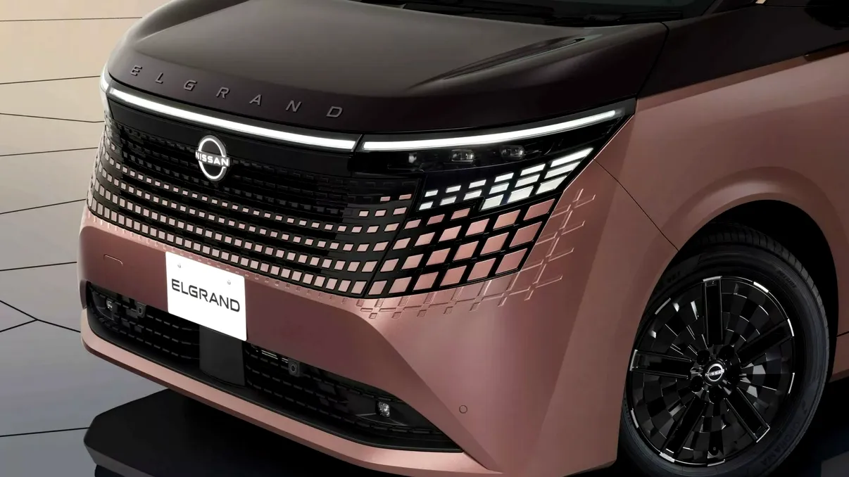 Nissan Elgrand revine cu un design spectaculos şi tehnologie e-POWER hibridă. Ce știm despre noua mașină a gigantului