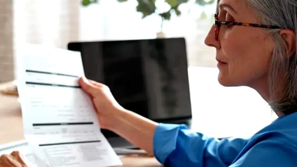 Cum poate ieși o femeie la pensie anticipată în 2025 dacă are 35 de ani de vechime