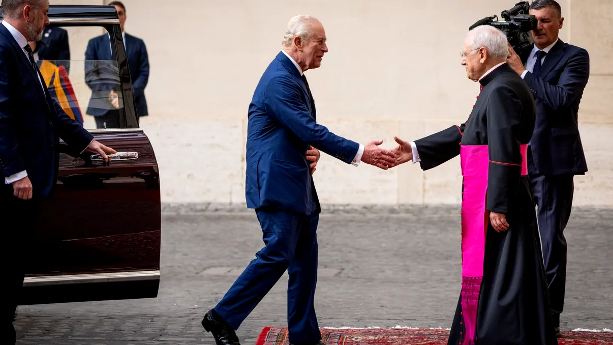 Regele Charles şi Regina Camilla, vizită la Vatican. Suveranul britanic se roagă alături de Papa Leon, este un moment istoric