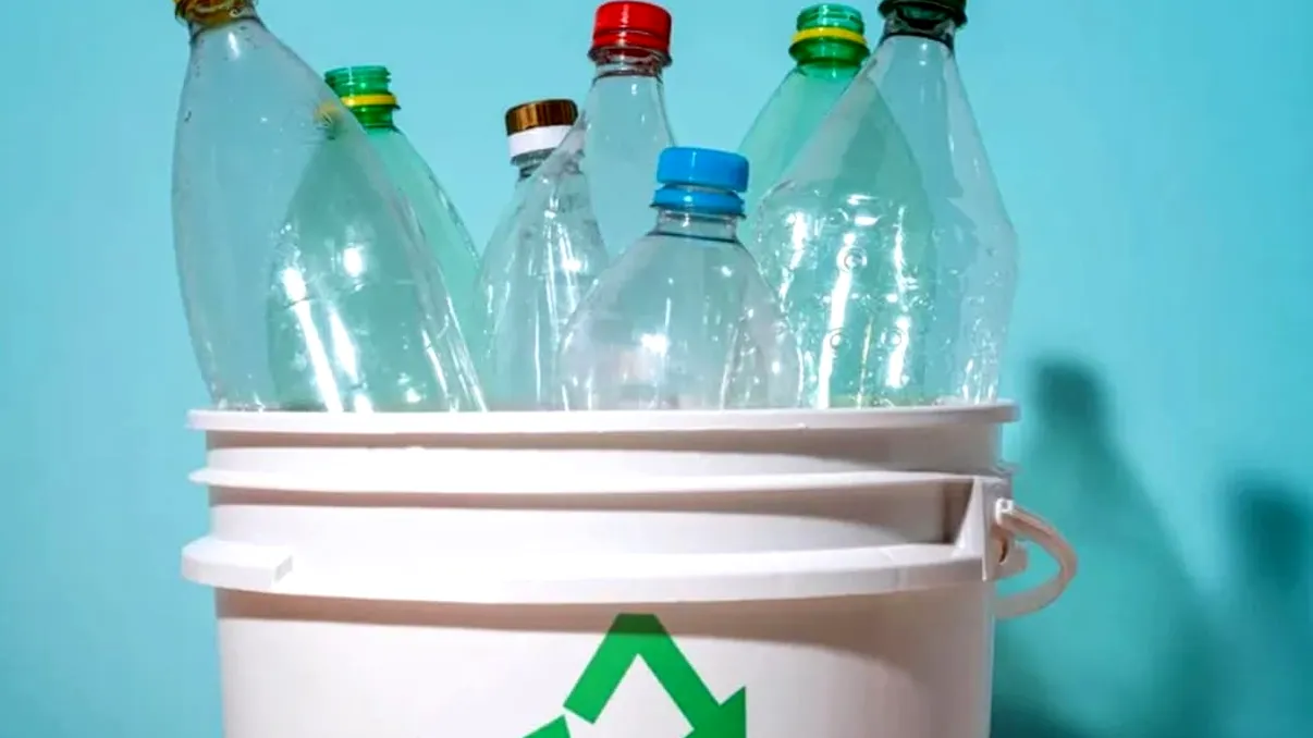 Sticlele de plastic se transformă din nou: bioplastice, materiale biodegradabile și un nou pas spre economia circulară