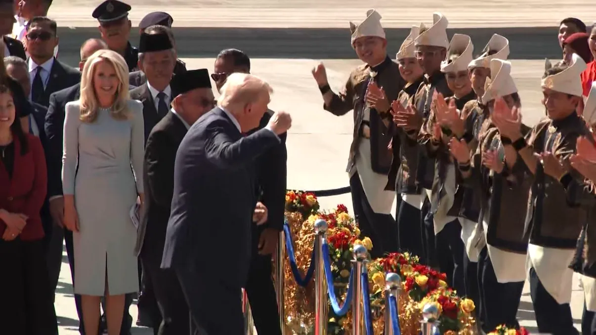 Donald Trump a dansat pe covorul roșu la sosirea sa în Malaezia VIDEO