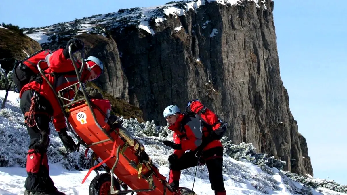 Doi turiști au murit în Munții Făgăraș, după ce au alunecat sute de metri. A treia persoană s-a salvat ca prin minune