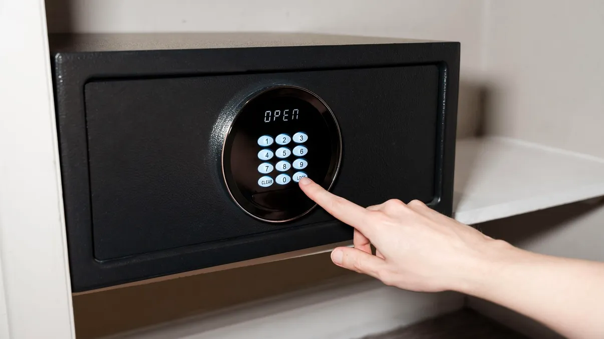 Românii, furaţi la unul dintre cele mai mari hoteluri din Turcia. Cum operează cameristele: ”Seiful era blocat. Iau puţin, dar de la mulţi”