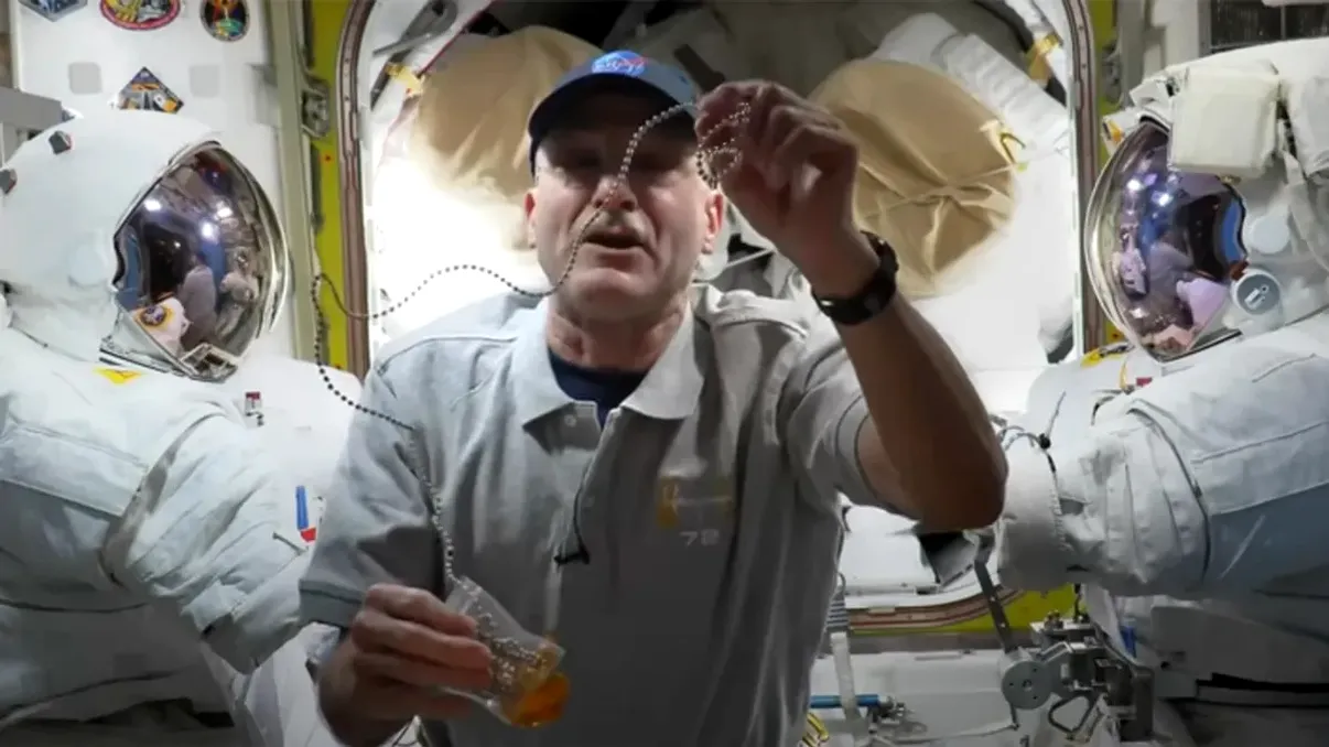 Un YouTuber colaborează cu NASA. Cum a ajuns în spațiu, ce teorie revoluționară testează