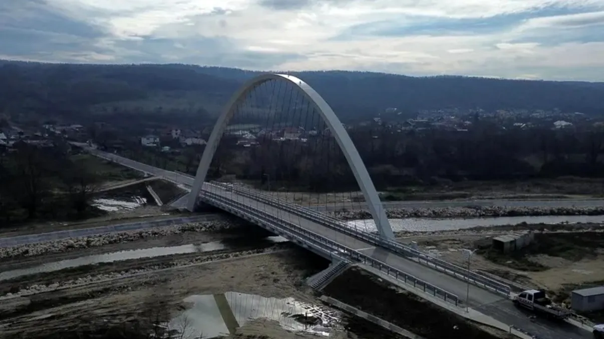 A fost terminat podul cu cel mai mare arc parabolic din România. Ce râu traversează FOTO