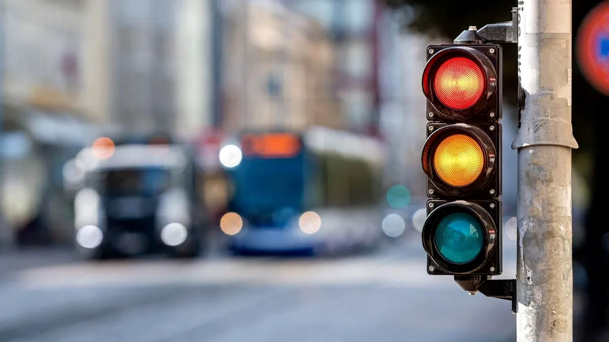 Când este legală trecerea pe galben la semafor? Amenzi actualizate pentru 2025