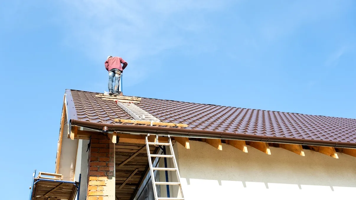 Cât costă să repari un acoperiș vechi la casă: calcule complete pentru 2025
