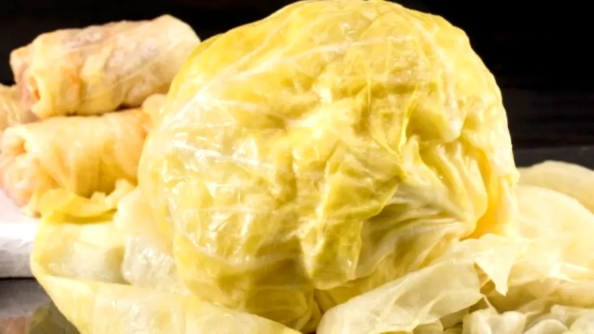 Câte zile se pitrocește varza și cum îți dai seama că e gata pentru sarmale