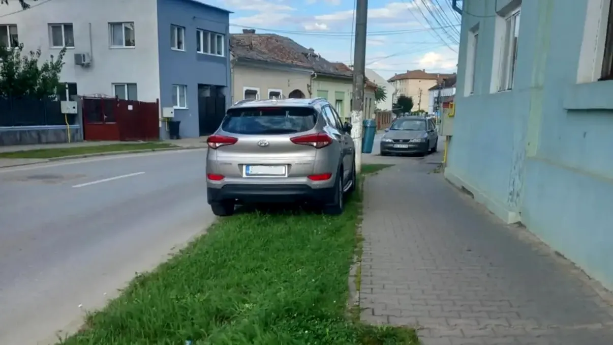Ce amendă riști dacă parchezi pe spațiul verde. Noile sancțiuni din Codul Rutier 2025