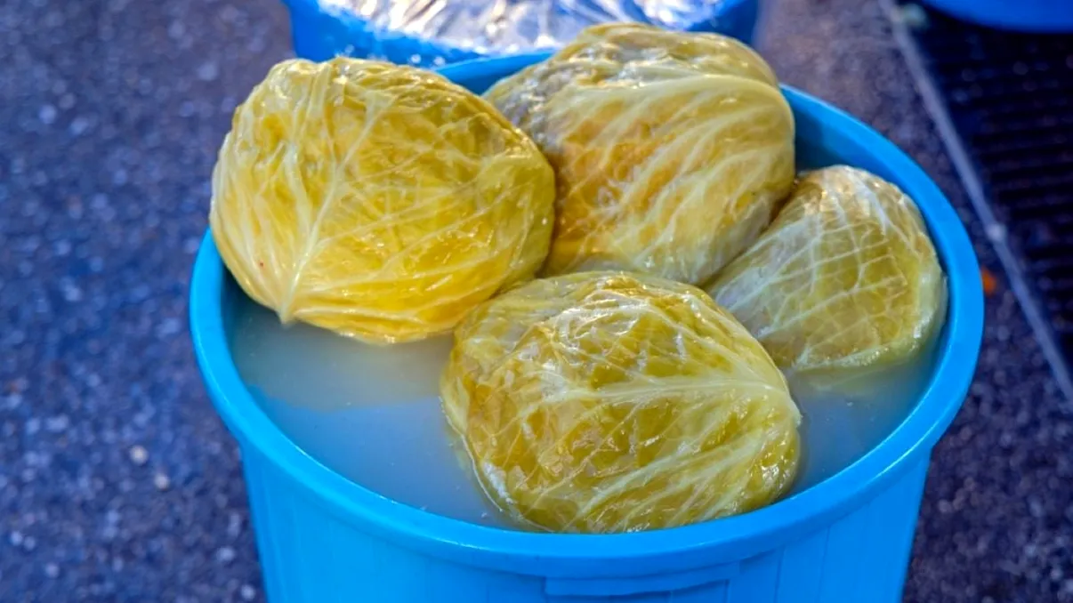 Ce trebuie să pui peste varză ca să rămână albă și crocantă toată iarna