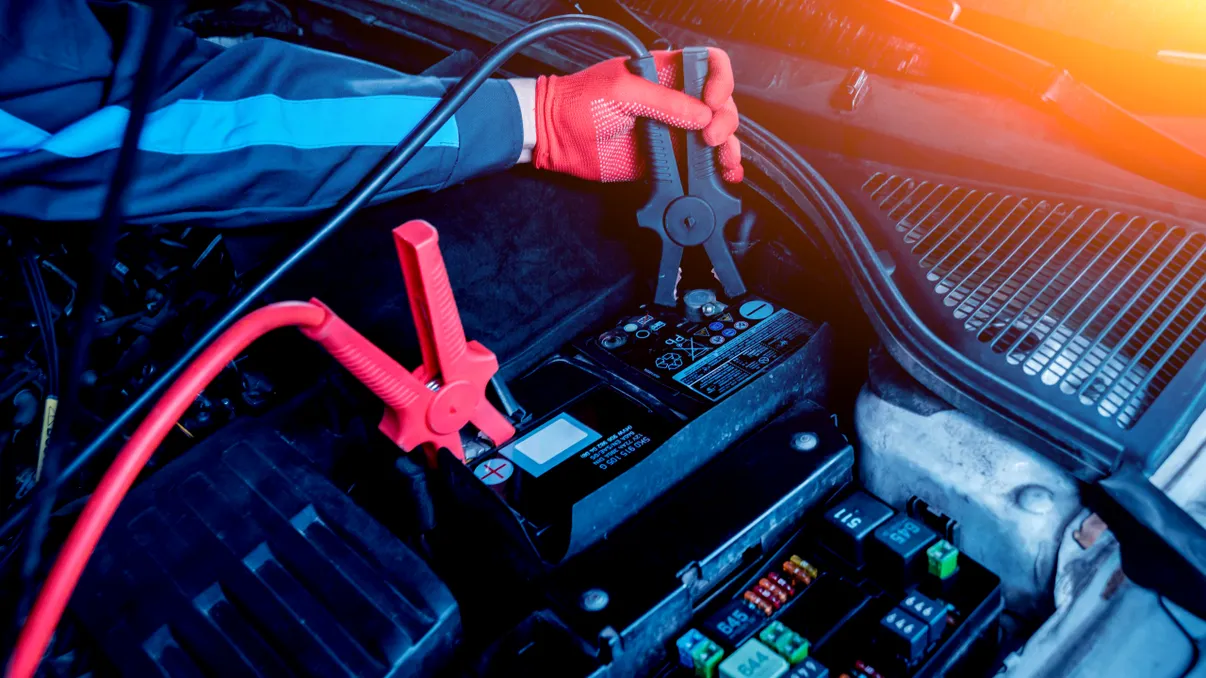 Bateria mașinii se descarcă peste noapte: identificarea consumatorilor ascunși