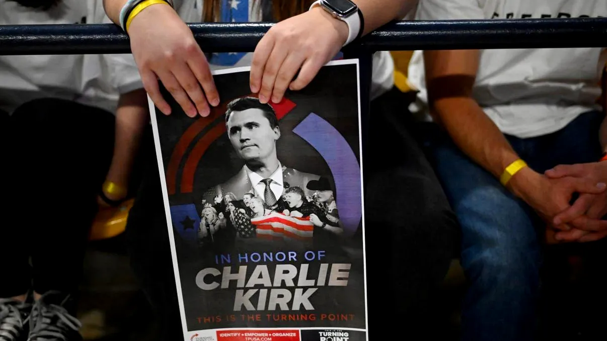 Un polițist pensionar a stat închis 5 săptămâni pentru că a postat pe Facebook un meme despre Charlie Kirk, în America lui Trump