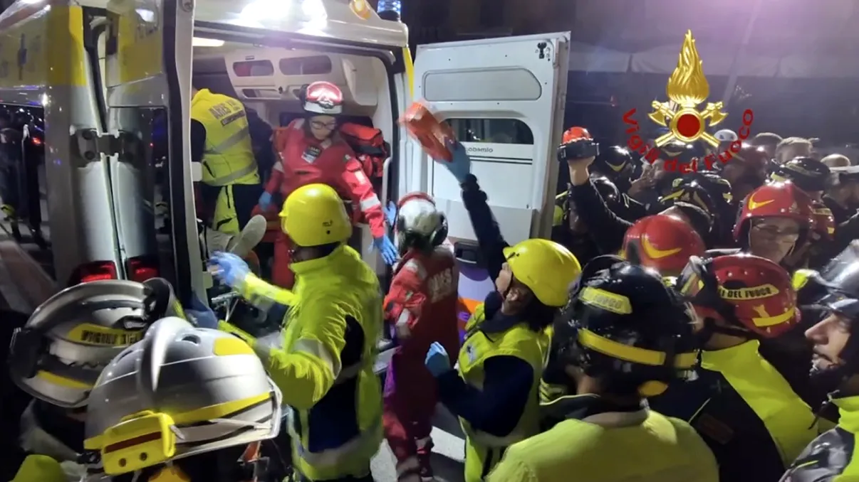 Cine era muncitorul român care a murit după prăbușirea unei părți a turnului medieval Torre dei Conti. Bărbatul a comunicat cu salvatorii pe toată durata operațiunii