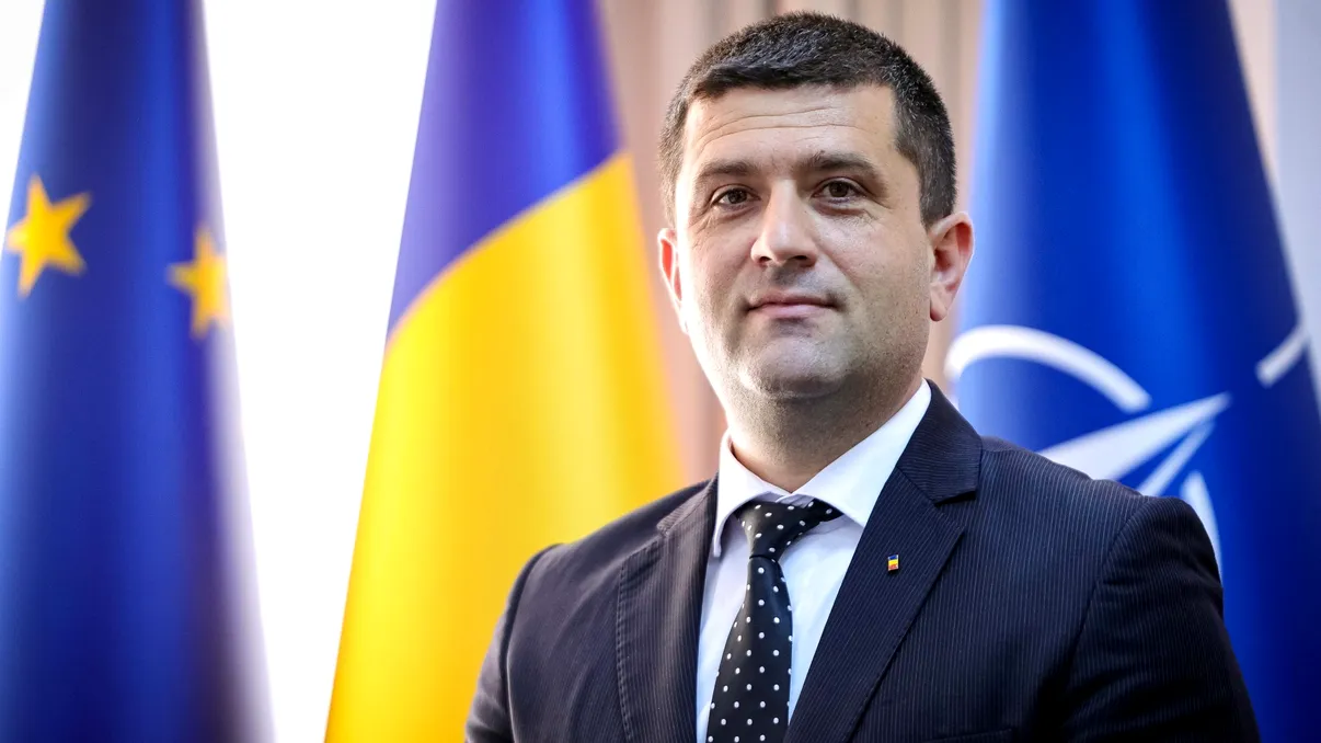 Cine este ministrul care preia temporar Apărarea. CV-ul său include două facultăți, una studiată „din pasiune”