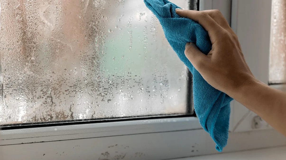 Condens pe geamuri: de ce apare și 5 metode rapide să-l elimini