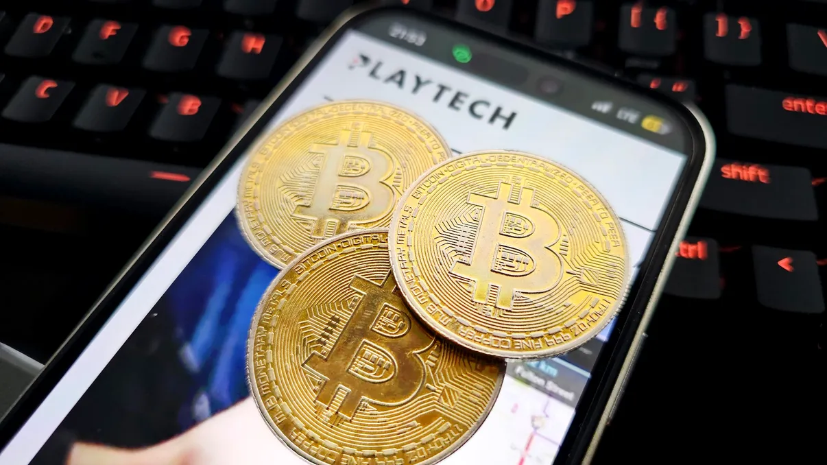 Bitcoin cade din nou sub pragul de 100.000 de dolari. Cripto-regina își pune iar la încercare investitorii, la fel ca în 2008