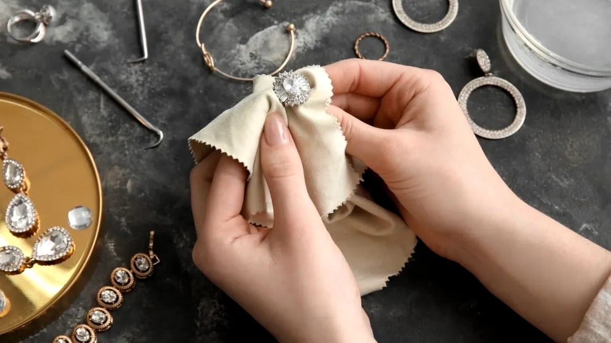 Cum cureți bijuteriile din argint fără pastă de dinți: metoda rapidă care le face ca noi în câteva minute
