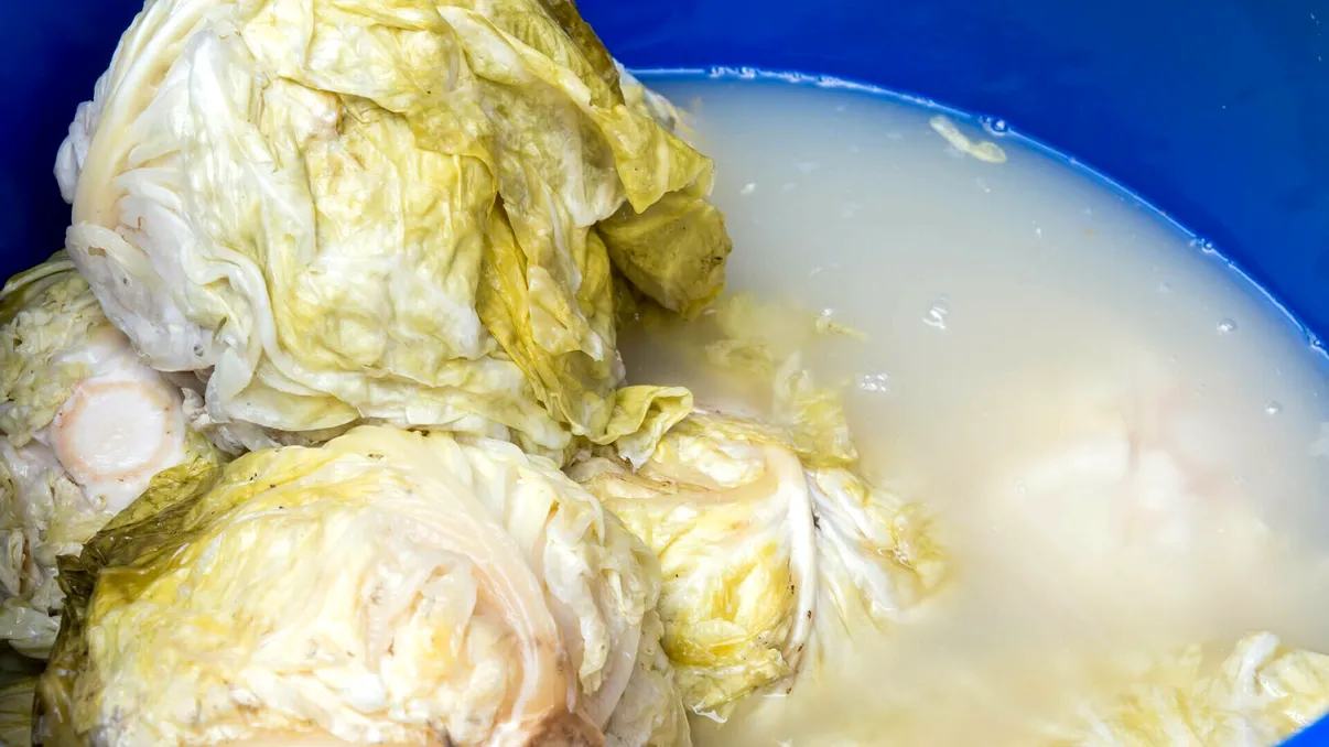 Cum îndepărtezi corect floarea de pe varza murată, fără să-i strici gustul. Trucuri ca să o salvezi