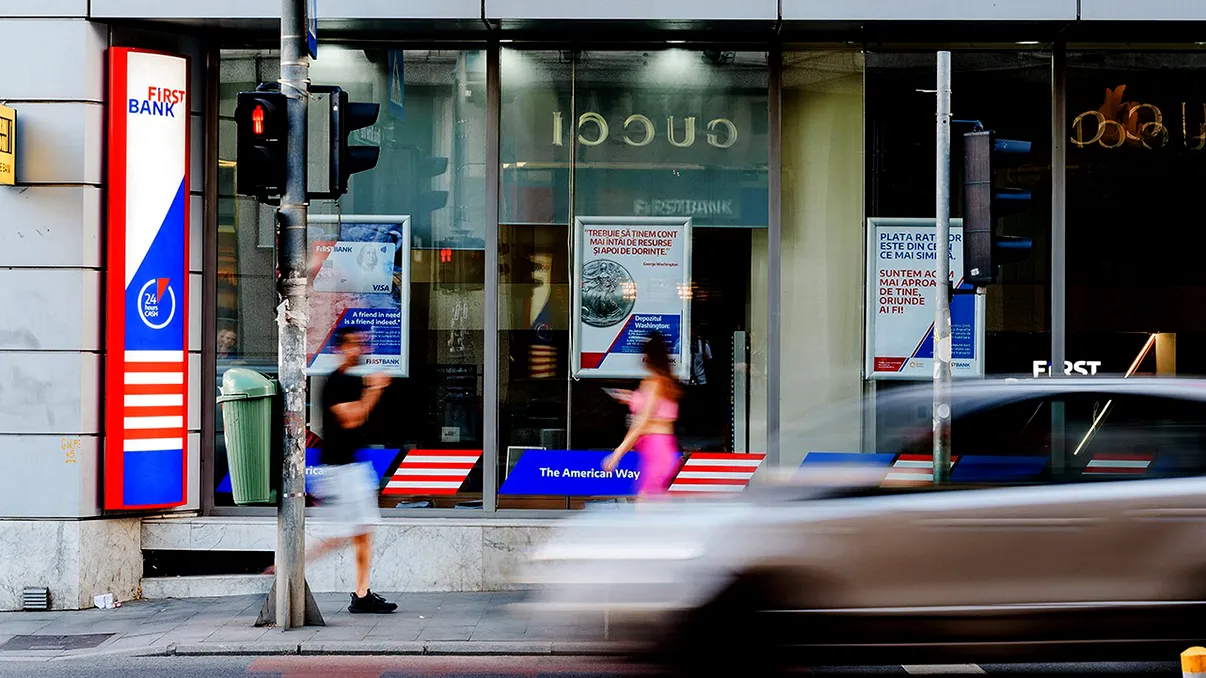 Banca din România care a dispărut, dar nu în liniște. Clienții au rămas fără acces complet la bani până pe 3 noiembrie, după fuziunea cu Intesa Sanpaolo Bank