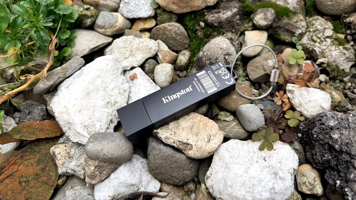 REVIEW Kingston IronKey D500S - probabil cel mai sigur stick USB din lume pentru cele mai sensibile și prețioase informații. Cât costă securitatea ”Made in USA”, la ce ajută