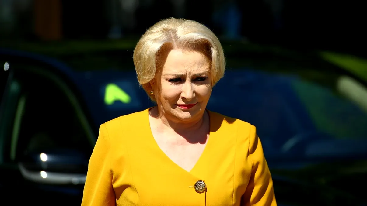 Imagini virale din China: Viorica Dăncilă, surprinsă interacționând cu un robot cu inteligență artificială
