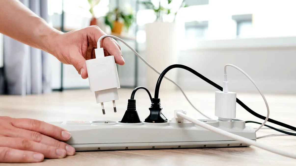 Când e în regulă să lași încărcătoarele în priză și când trebuie să le scoți imediat. Momentul în care pot deveni periculoase
