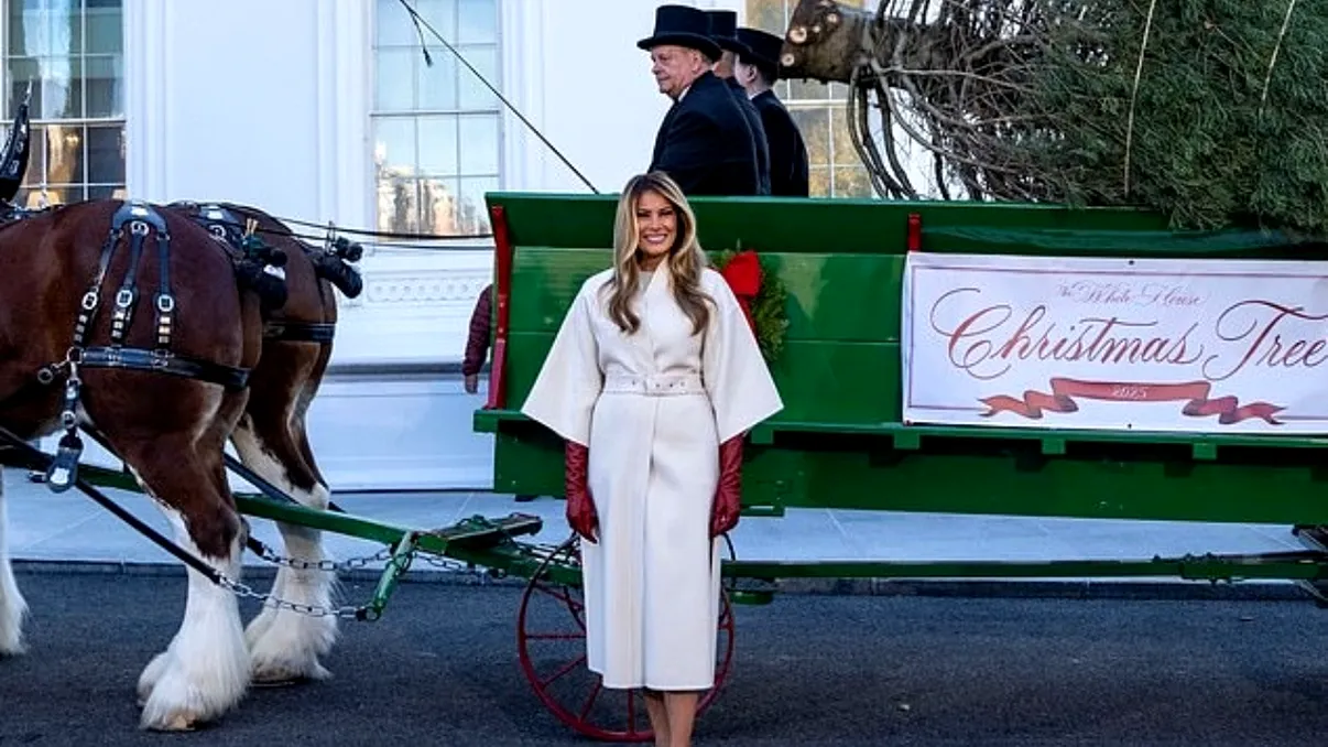 Melania Trump, apariție impecabilă. Cum a reacționat când a văzut bradul de Crăciun ce tocmai a ajuns la Casa Albă