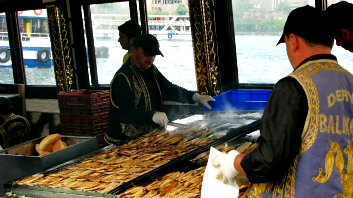 O mamă și cei doi copii au murit în Turcia după ce au mâncat de la un vânzător stradal. Tatăl, internat la ATI