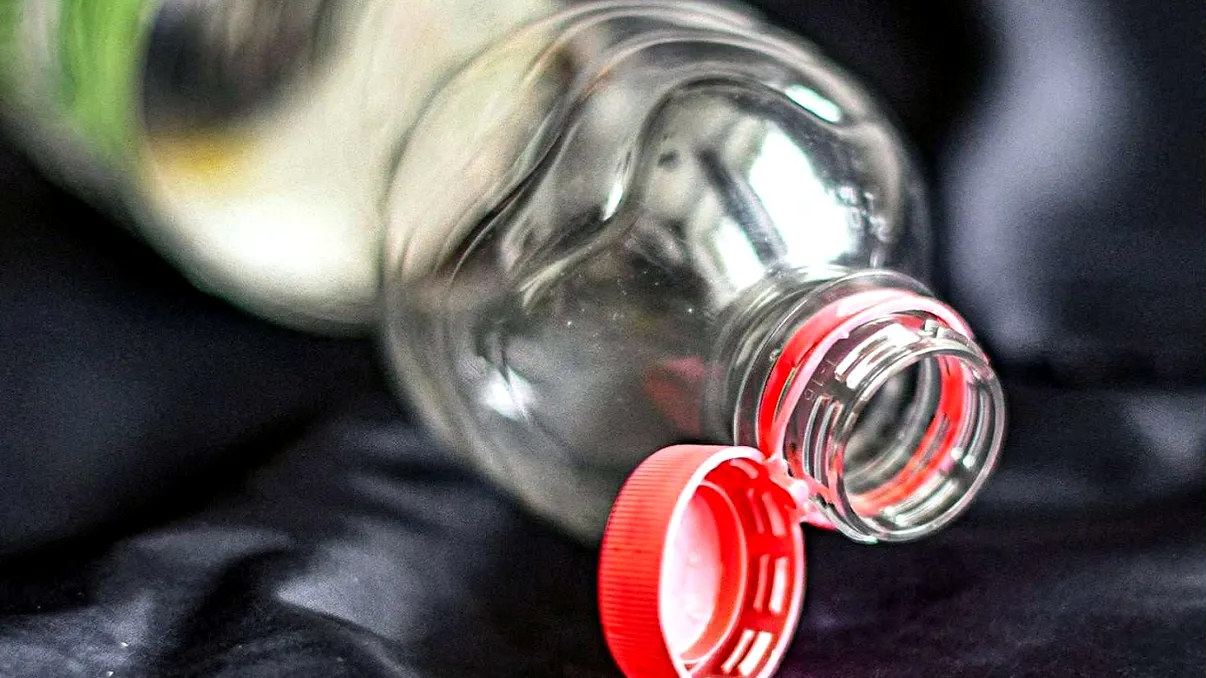 O nouă schimbare se pregătește pentru sticlele PET reciclabile: după capacele atașate, acum se dorește ca recipientul să fie și mai ecologic