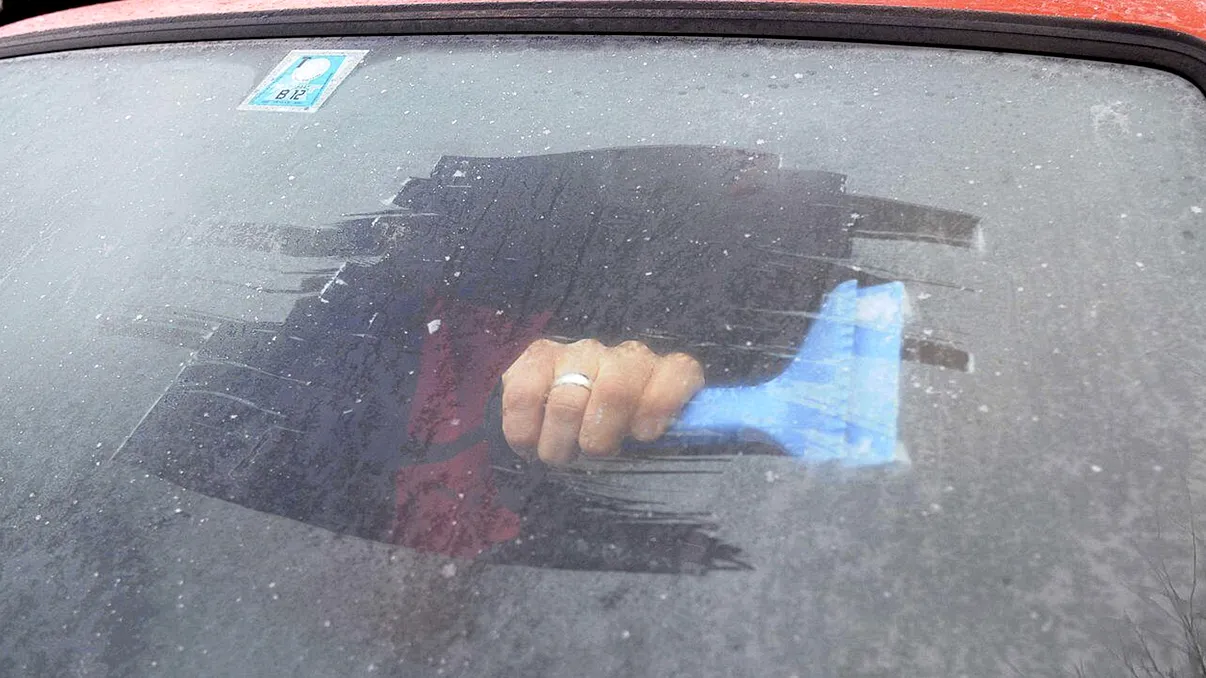 Parbrizul mașinii îți îngheață pe dinăuntru: ce funcționează cu adevărat și ce trebuie neapărat evitat
