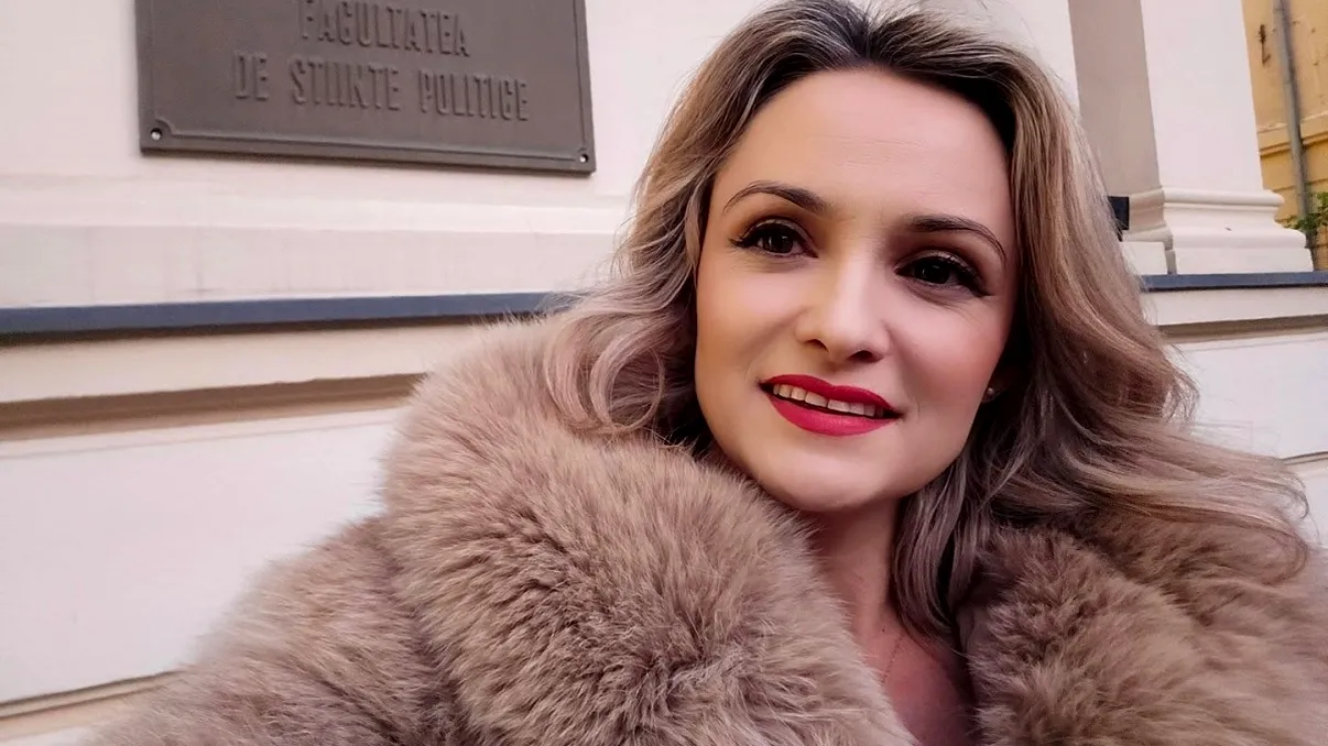 Polițiștii au spart ușa locuinței Amaliei Bellantoni pentru a pătrunde în interior. Ea și soțul ei, acuzați de tâlhărie, complicitate la tâlhărie și lovire FOTO