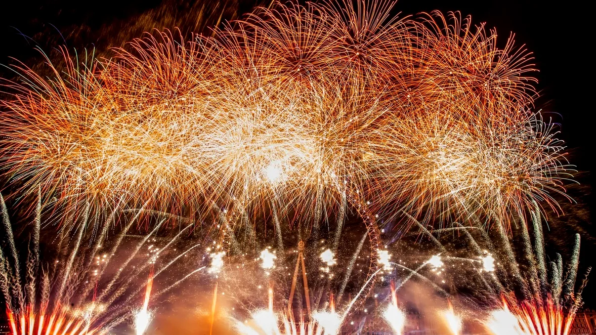 Artificiile şi petardele, interzise în Bucureşti şi la petreceri private. Ce tarif impune primăria pentru un minut de show