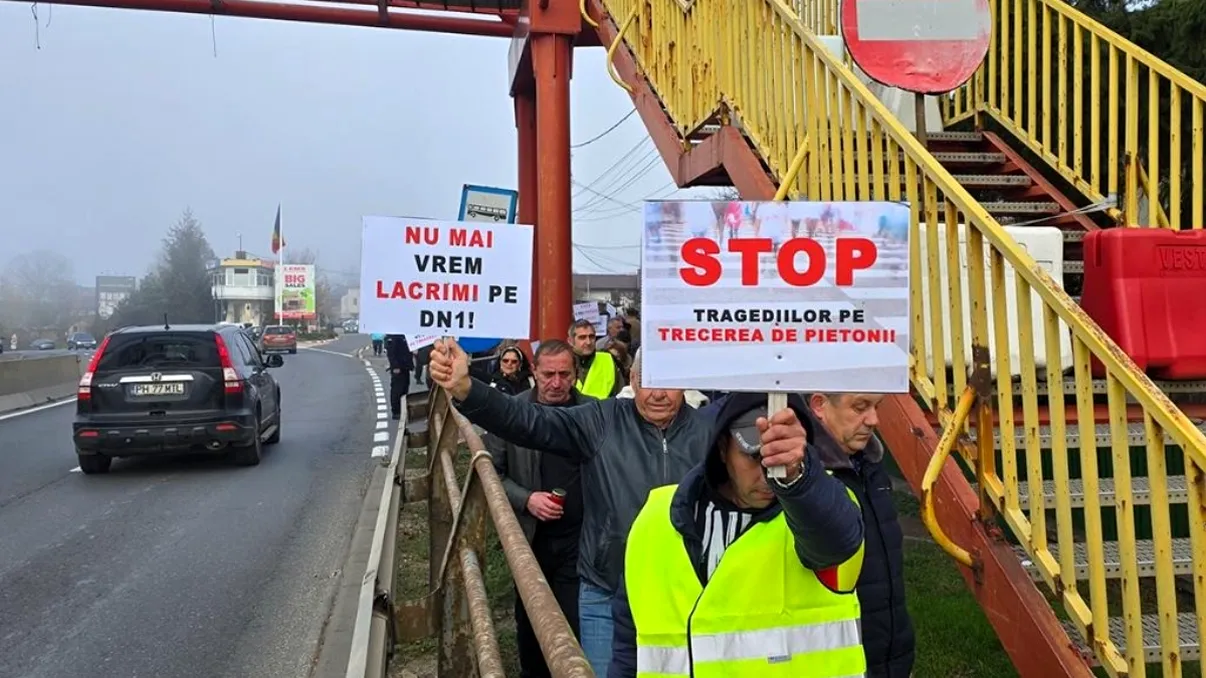 Protest pe DN 1: Localnicii dintr-o comună prahoveană cer reparația pasarelei pietonale și un sens giratoriu din cauza accidentelor