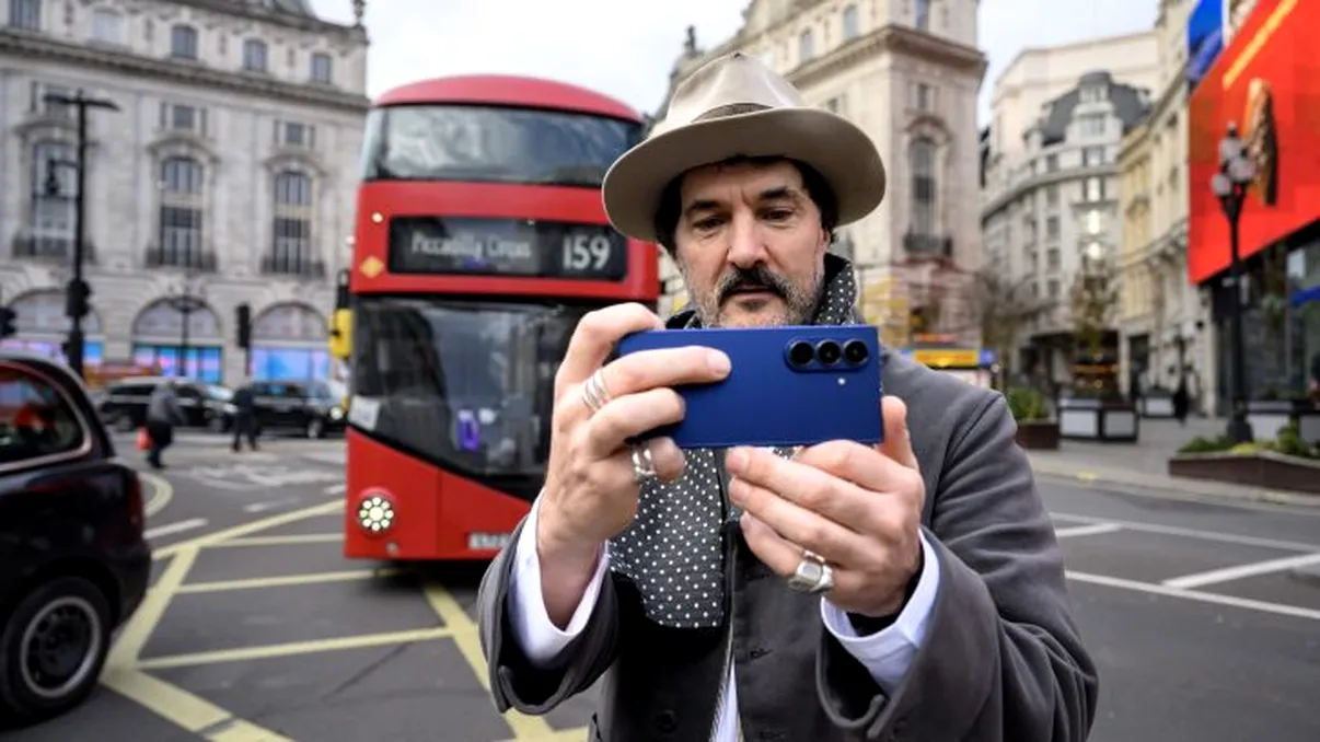 Despre provocarea Samsung One Shot sau cum schimbă Galaxy AI fotografia cu telefonul mobil în sezonul festiv