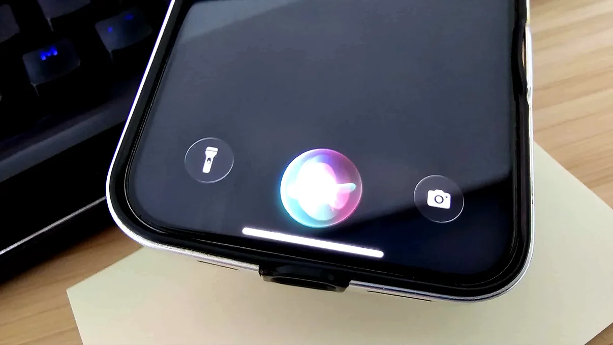 Confirmare pentru noul Siri pe iOS și parteneriate IA cu rivalii: când vine lansarea