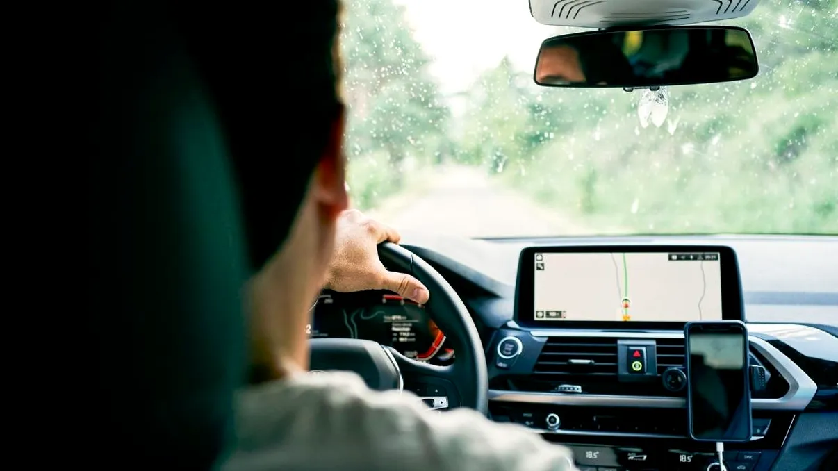 Șoferii noi, restricționați la mașini puternice. Ce autovehicule nu vor putea conduce în primii 2 ani