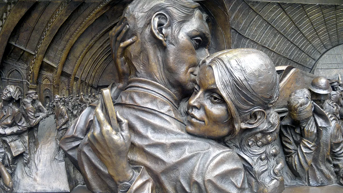 Obiceiul cu telefonul care îți poate sabota relația. Cum să oprești „phubbing-ul” și ce este acesta