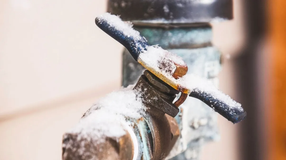 Temperatura ideală în casă ca să previi înghețarea țevilor în zilele geroase