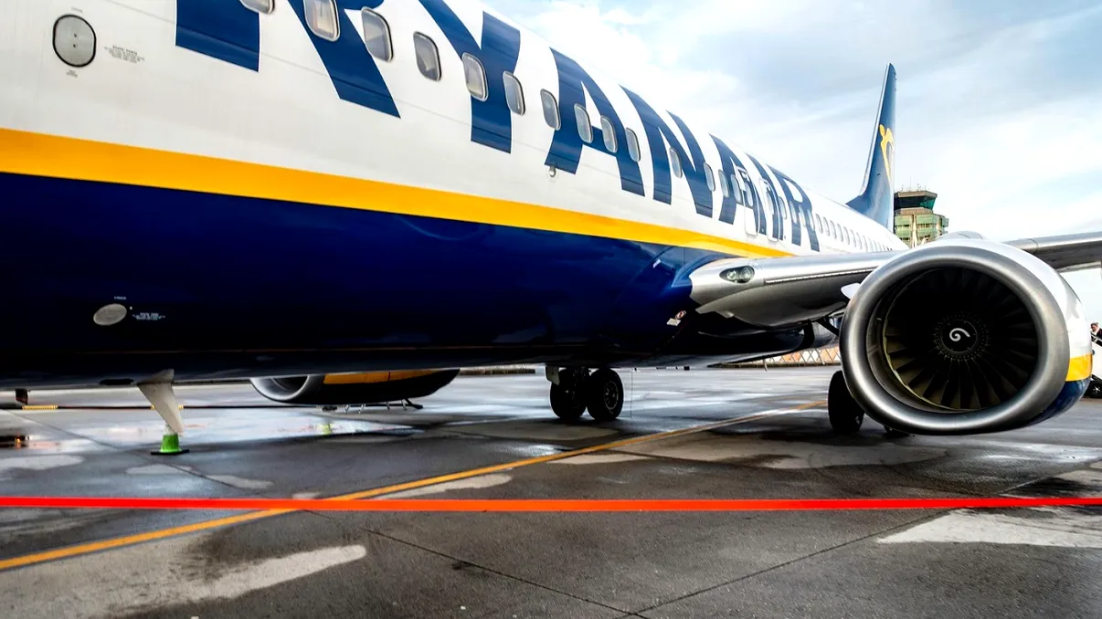 Trafic blocat pe Aeroportul Cluj. Un avion Ryanair a rămas pe pistă după aterizare – Pilotul, preluat inconștient de echipajele medicale