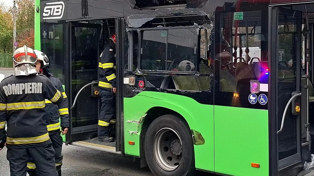 Tramvai și autobuz STB implicate într-un accident în Drumul Taberei. Persoanele transportate la spital, externate UPDATE