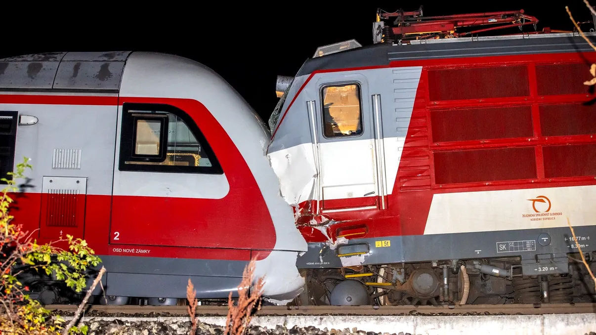 Accident feroviar în Slovacia. Două trenuri s-au ciocnit, zeci de persoane au fost rănite