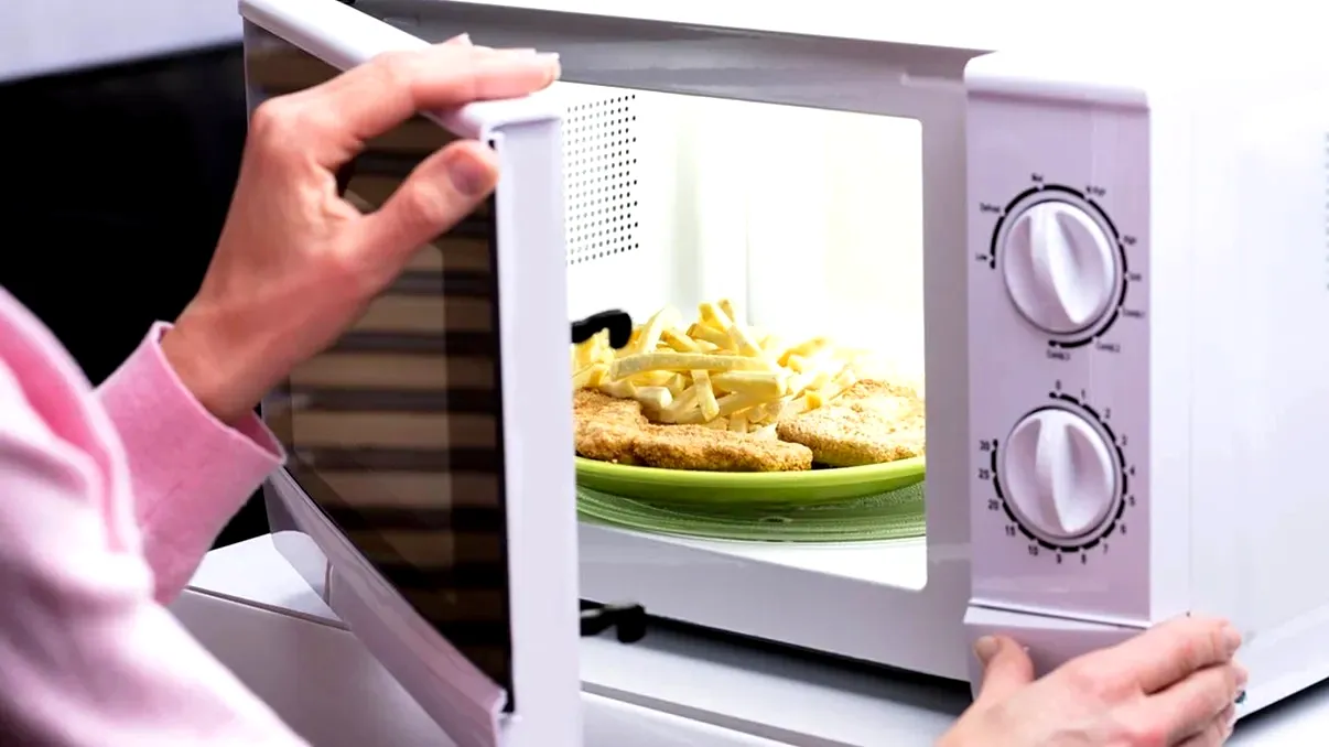 Distruge gătitul la microunde nutrienții din mâncare? Ce spun studiile recente